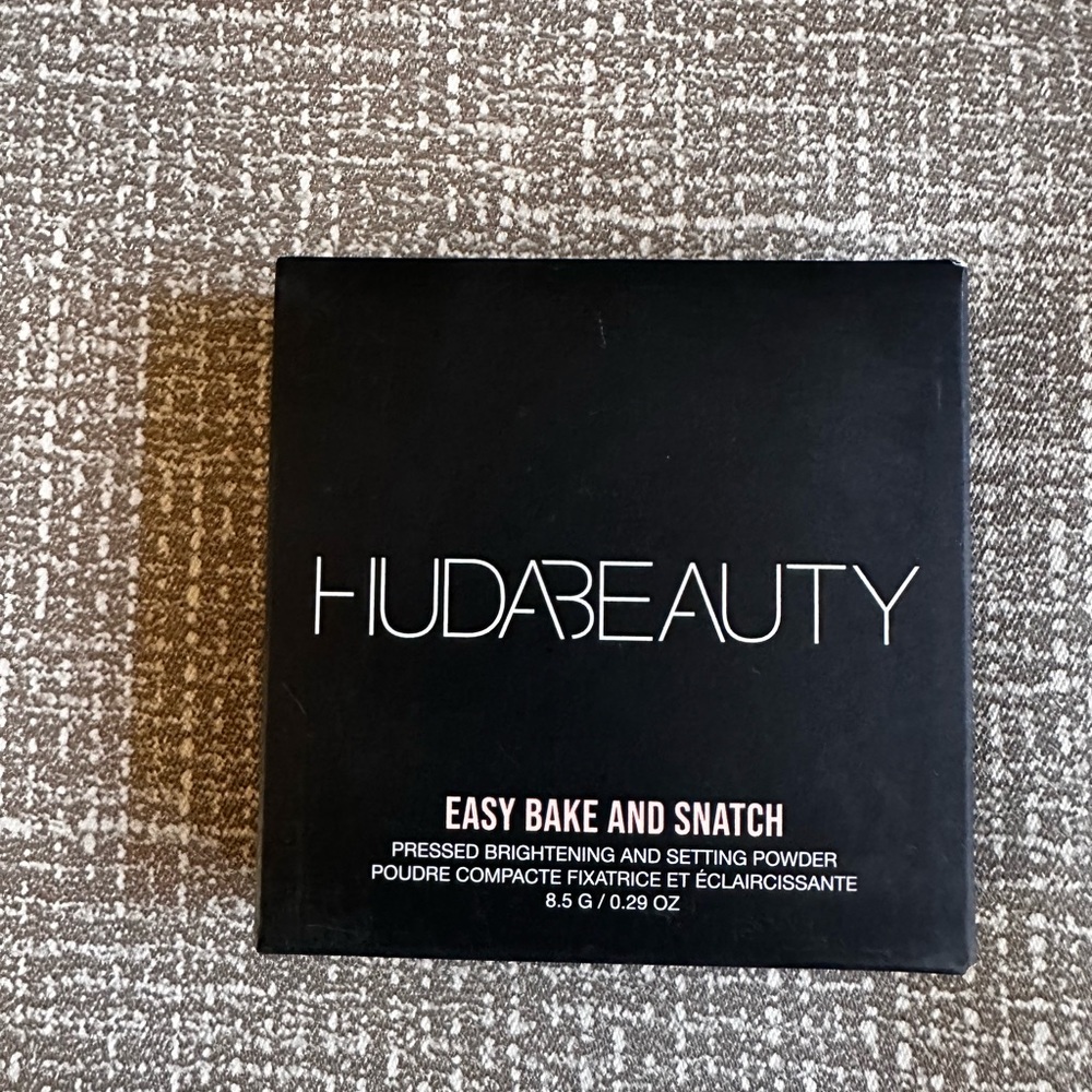 Huda Beauty Easy Bake Snatch Pressed Brightening Setting Powder banana bread